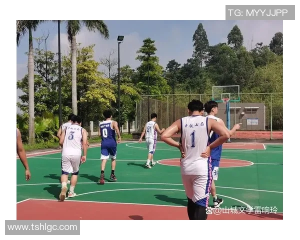 篮球场上的细节之争：八卦与小动作引发激烈热议